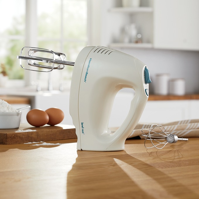 Hamilton Beach White 6 Speed Hand Mixer with Beaters, Whisk, and Snap-On  Case 62682RZ