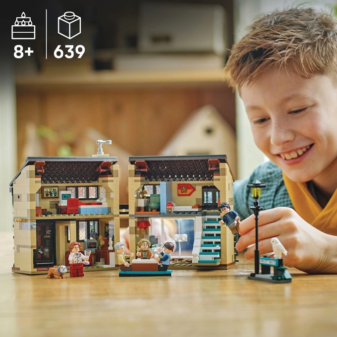 LEGO Harry Potter Privet Drive: Aunt Marge's Visit, , large