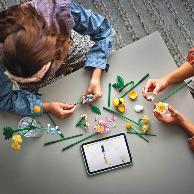 LEGO Botanicals Petite Sunny Bouquet, , large