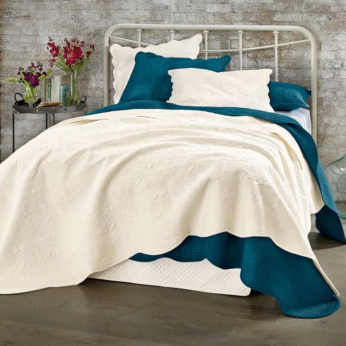 Chateau Oversized Reversible Quilt, , large