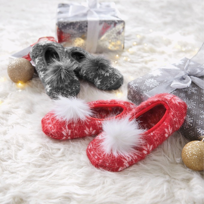 Muk luks women's hot sale pom ballerina slippers