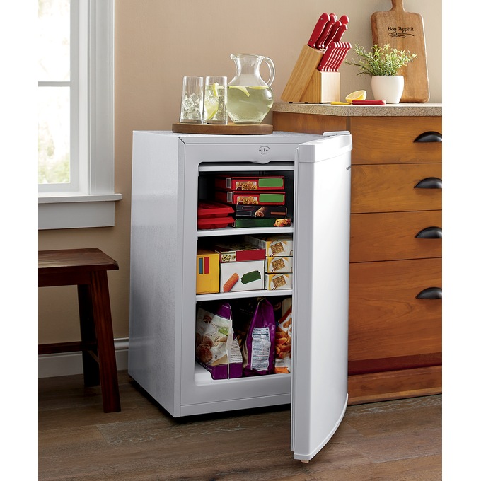 😲 Check out this Hamilton Beach Upright #Freezer with easy storage co