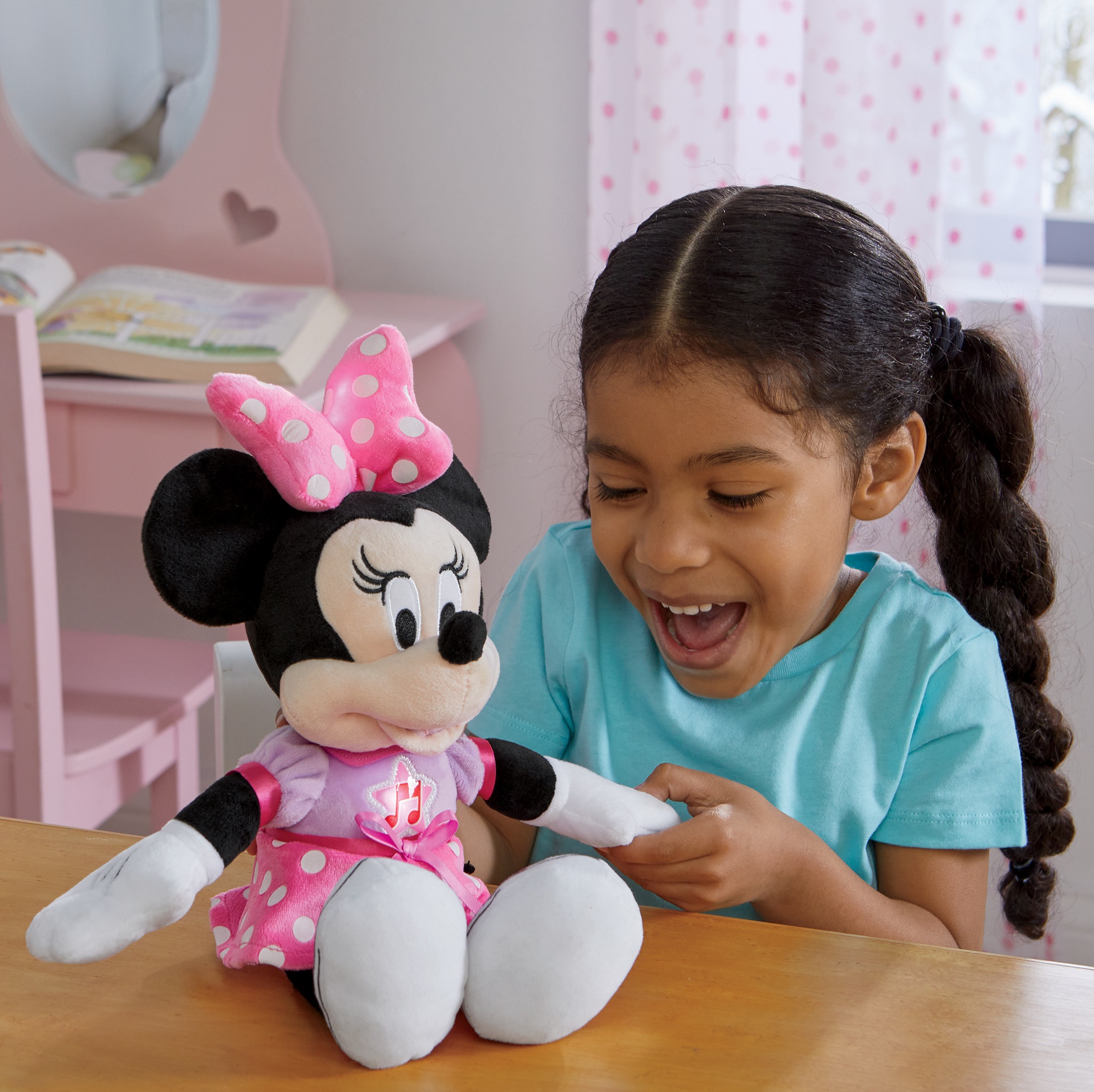 minnie mouse singing plush toy